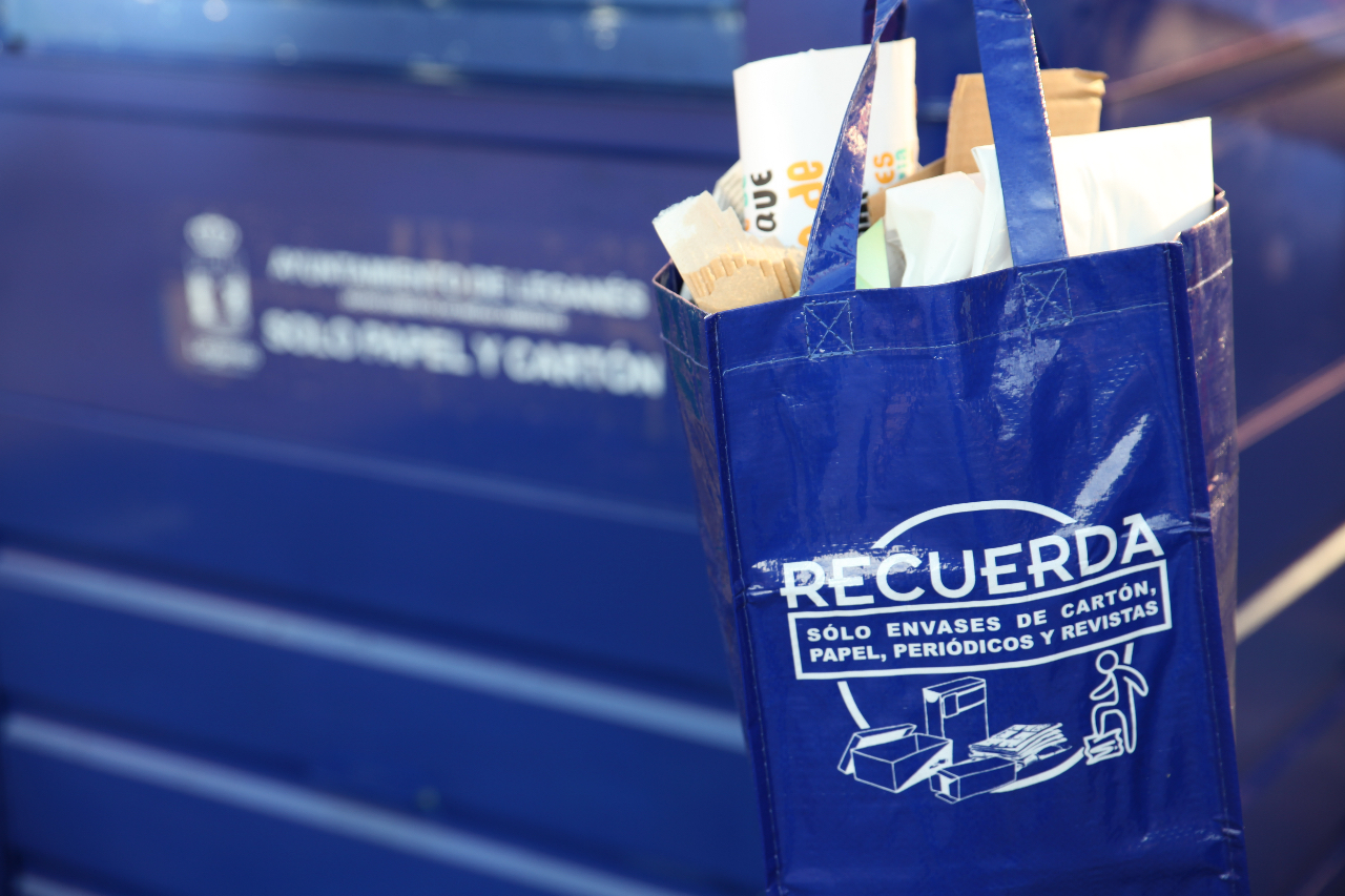 foto bolsa azul y contenedor